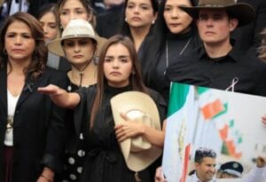 Grecia-Quiroz-asume-la-alcaldia-de-Uruapan-tras-el-asesinato-de-su-esposo-Carlos-Manzo-300x205 Home